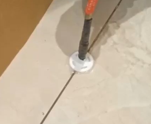 合川瓷砖空鼓维修公司专业解答瓷砖在铺贴过程中，如果没有涂抹均匀到位的粘结材料（如水泥砂浆或瓷砖胶），可能会导致以下问题